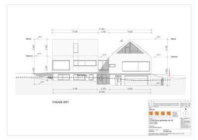 Fasade tegning av bygning sett fra øst, med mål og terrengforhold