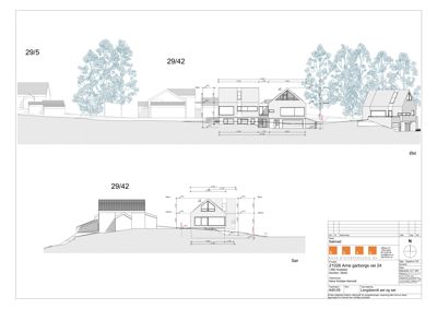 Lengdesnitt gjennom en bolig med tilstøtende bygninger og terrengform, inkludert mål og orientering.