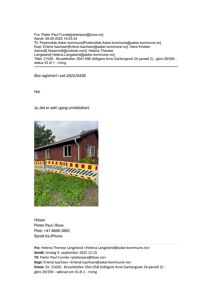 Fotografi av en rødbrun bygning med gule og røde barrierer foran, tatt i forbindelse med en byggesak.