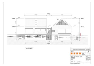 Fasade tegning av bygning sett fra øst med mål og høydeangivelser