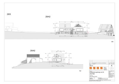 Lengdesnitt (snittegning) av en bolig sett fra øst og sør, med høyde- og breddeangivelser.