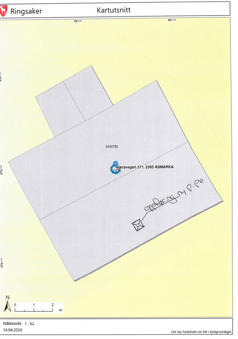 Kartutsnitt som viser eiendomsgrenser, arealnummer (815/735) og adresse (Næravegen 371, 2365 ÅSMARKA).