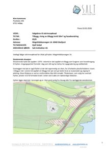 Situasjonsplan som viser hytten (merket med pil) i forhold til terrenget, vei og nabolag.