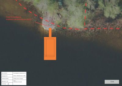 Situasjonsplan som viser en bygning (4x8 m) i forhold til en steinrøyse og festepunkt for landgang, med overlappende bakgrunnsfoto.