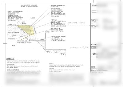 Snittegning som viser tverrsnittet av en utbygd mur, fundament, terreng og tilhørende konstruksjoner.