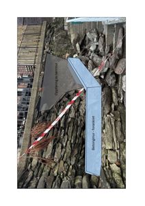 Fotografi av en eksisterende steinmur med overlagte tegninger som illustrerer planlagt oppføring av tørrmur og forankring med betongmur.