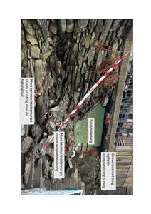 Fotografi av en steinmur med overlappende sprøytebetong og en advarselstape, med tekstbokser som forklarer konstruksjonen.