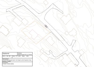 Situasjonsplan som viser eksisterende bygninger, topografi (konturlinjer) og en markert parkeringsplass langs fylkesvei FV5302.