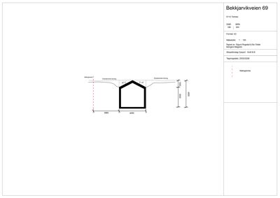 Snittegning som viser bygningens tverrsnitt, høyder og grunnplan i forhold til terreng.