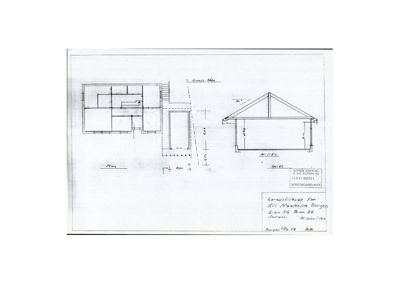 En tegning som viser etasjeplan (Plan) og en fasadeopprikk (Fasade) for en bygning, med mål og notasjoner.
