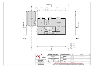 Etasjeplan for første etasje (eller underetasje) som viser romfordeling, dimensjoner og snittlinjer.