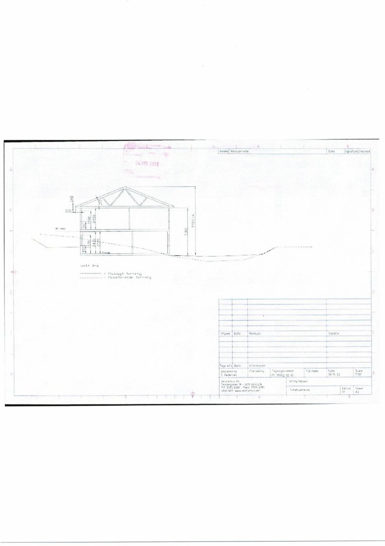 Snittegning som viser bygningens tverrsnitt, høyder og grunnplan i forhold til terreng.