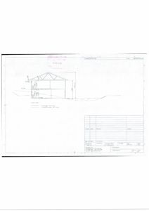 Snittegning som viser bygningens tverrsnitt, høyder og grunnplan i forhold til terreng.