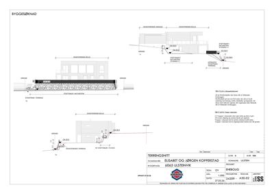 Tegning som viser et tverrsnitt (snitt) gjennom bygningen og terrenget, med oppgitt høyder og grenser.