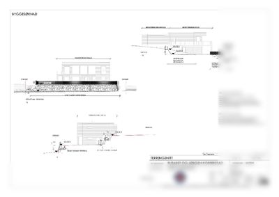 Tegning som viser et tverrsnitt (snitt) gjennom bygningen og terrenget, med oppgitt høyder og grenser.