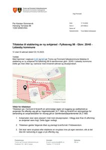Kart som viser etasjeplan for en eiendom med røde streker som markerer avgrensning for en ny avkjørsel.