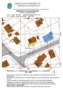 Situasjonsplan (forenklet) fra Kristiansund kommune som viser eiendomsgranser, eksisterende bygg, og en markert 'Omsøkt tiltak' (gult område) for Kaasbøls vei 16-18.