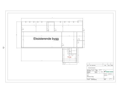 Plantegning som viser eksisterende bygg og et tilbygg med romfordeling og dører.