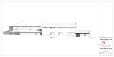 Fasadetegning (opprikk) av et bygg med takform, vinduer og inngangsdører.