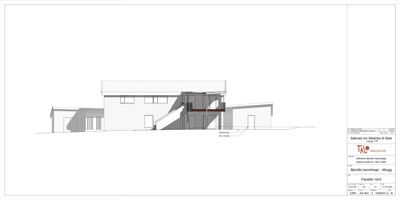 Fasadetegning (opprikk) av en bygning med utvidelse, som viser fasadens form, vinduer og trapp.