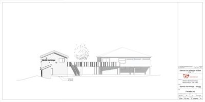 Fasadetegning som viser bygningens utseende fra fronten, inkludert takform, vinduer og trapp.