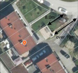 Flyfoto eller kart med bygningsplassering, avstandsmålinger og eiendomsmerking