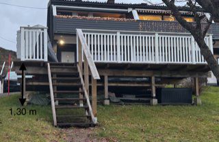 Fotografi av en eksisterende eller planlagt utvidelse/tilbygging (en veranda) på et hus, med en målestokk som viser høyden på 1.30 m.