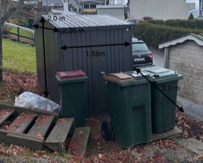 Fotografi av en liten uthus eller skur med målinger tegnet inn på bildet.