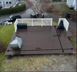 Fotografi av en ferdigbygd terrasse med hvit balustrade og mål på 6,0m x 4,40m.