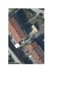 Satellittbilde (flyfoto) av et boligområde med husnummer og en markør.