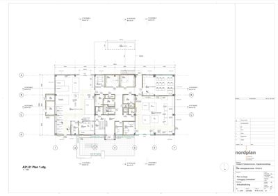 Etasjeplan (1. etasje) som viser romfordeling, vegger og dimensjoner for et bygg.