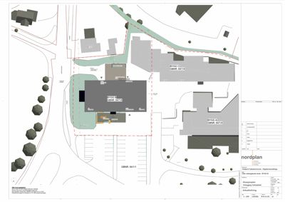 Situasjonsplan som viser tomt, bygninger, veier og parkeringsplasser.