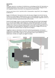 Situasjonsplan som viser bygningens plassering på tomten, omgivelser, og planlagte endringer i fasade og uteområder.