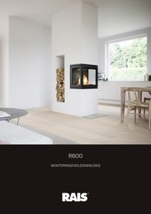 Fotografi av en innvendig scene i et moderne hus, som viser en peis, kjøkken og stueområde.