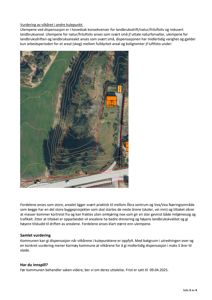 Luftfoto som viser et område med skog, fulldyrket areal og boligtomter, inkludert en vei og en bygning.