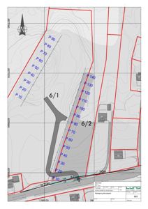 Situasjonsplan som viser tomtens form, grenser, høydemålerlinjer (konturlinjer), veier og plassering av bygninger.