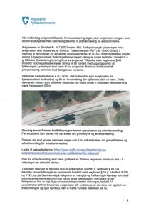 Fotografi av et veikryss med en rød markering som viser en siktsonetrekant for avkjørsel.