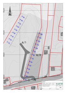 Situasjonsplan som viser tomtens form, grenser, høydemålerlinjer (konturlinjer), veier og plassering av bygninger.