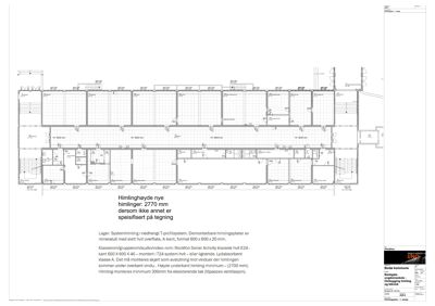 Etasjeplan som viser romfordeling, dører og himlingshøyde for et bygg.