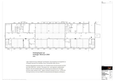 Etasjeplan som viser romfordeling, vegger og himlingshøyde for et bygg.