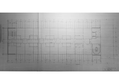 Etasjeplan (trolig 1. etasje) som viser romfordeling, dører, trapper og dimensjoner.