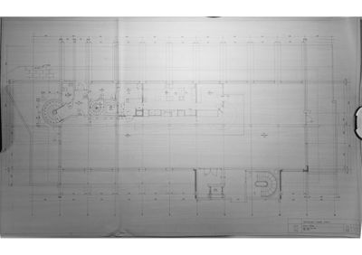 Etasjeplan (eller plantegning) som viser romfordeling, vegger, dører og trapper i en bygning.