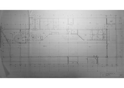 Etasjeplan (1. etasje) som viser romfordeling, vegger, dører, trapper og dimensjoner.