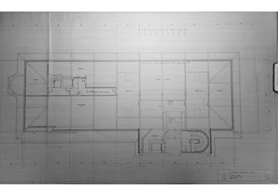 Etasjeplan (1. etasje) som viser romfordeling, dører, vinduer og trapper.
