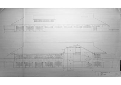 Snittegning som viser bygningens indre konstruksjon, etasjer, takhøyder og romfordeling sett i tverrsnitt.