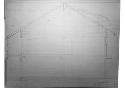 Snittegning som viser bygningens tverrsnitt, inkludert fundament, vegger, takkonstruksjon og takhøyder.