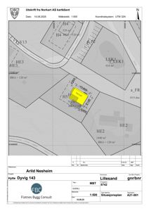 Situasjonsplan som viser tomtens grenser, nabolag, høydemålerlinjer og plassering av en planlagt hytte.