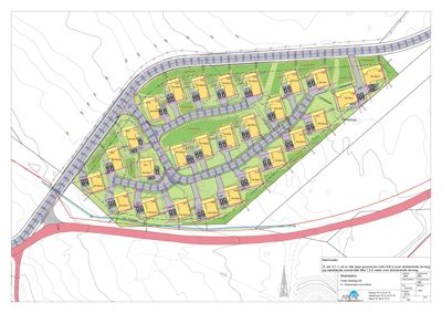 Situasjonsplan som viser plassering av flere bygninger på en tomt med omgivende terrengkonturer og infrastruktur.