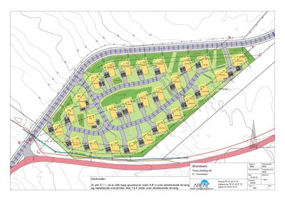 Situasjonsplan som viser plassering av bygninger, veier og terrengkonturer for Strandsetra-prosjektet.