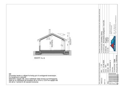 Snittegning (SNITT A-A) som viser bygningens tverrsnitt, høyder, takform og konstruksjonsdetaljer.